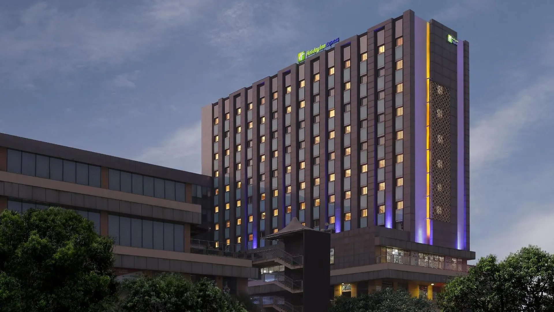 5 Hotels Near DLF Cyber Hub for Easy Gurgaon Access