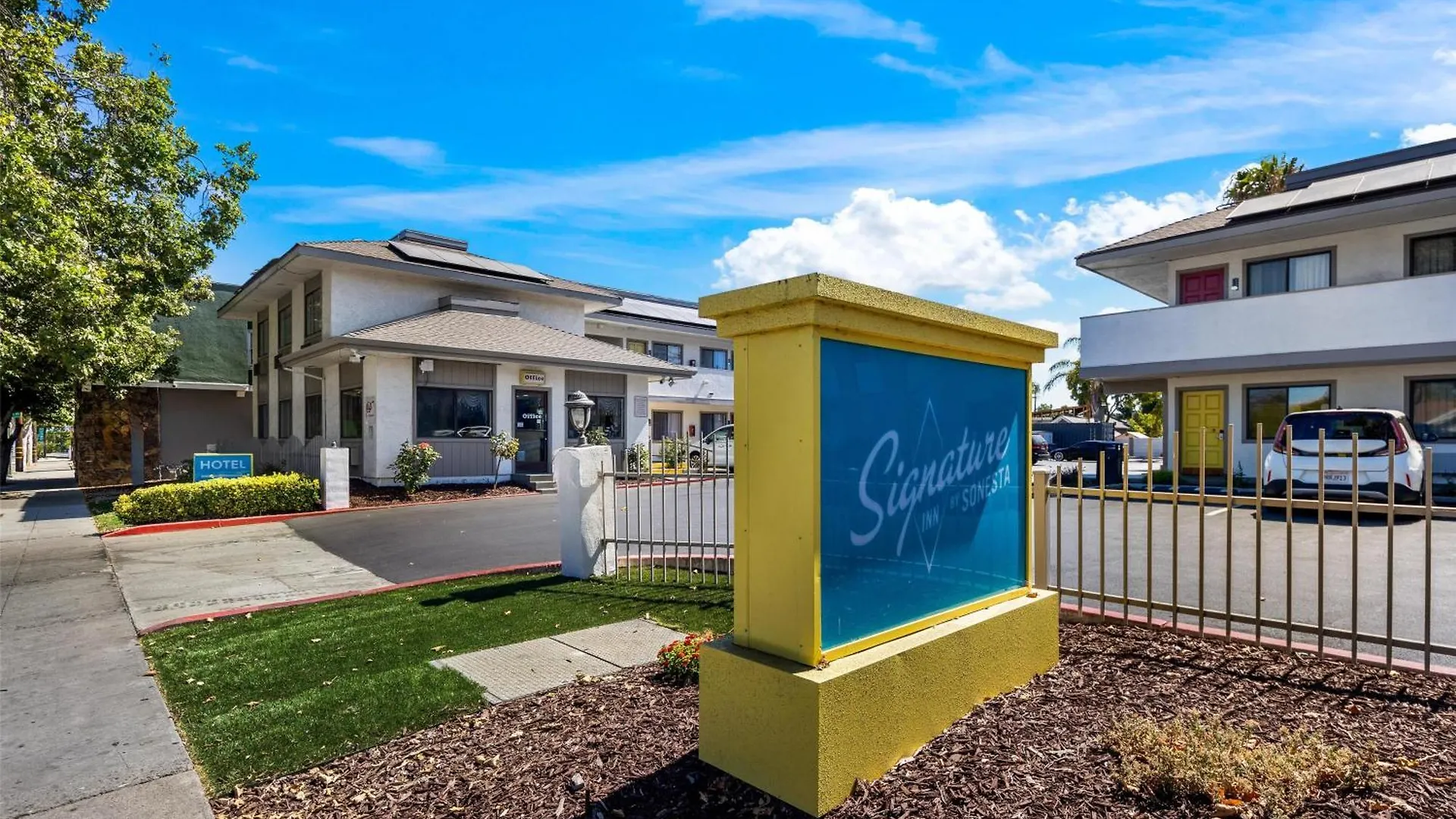 Staying Near Henry Schmidt Park: 15 Airport Hotels Compared