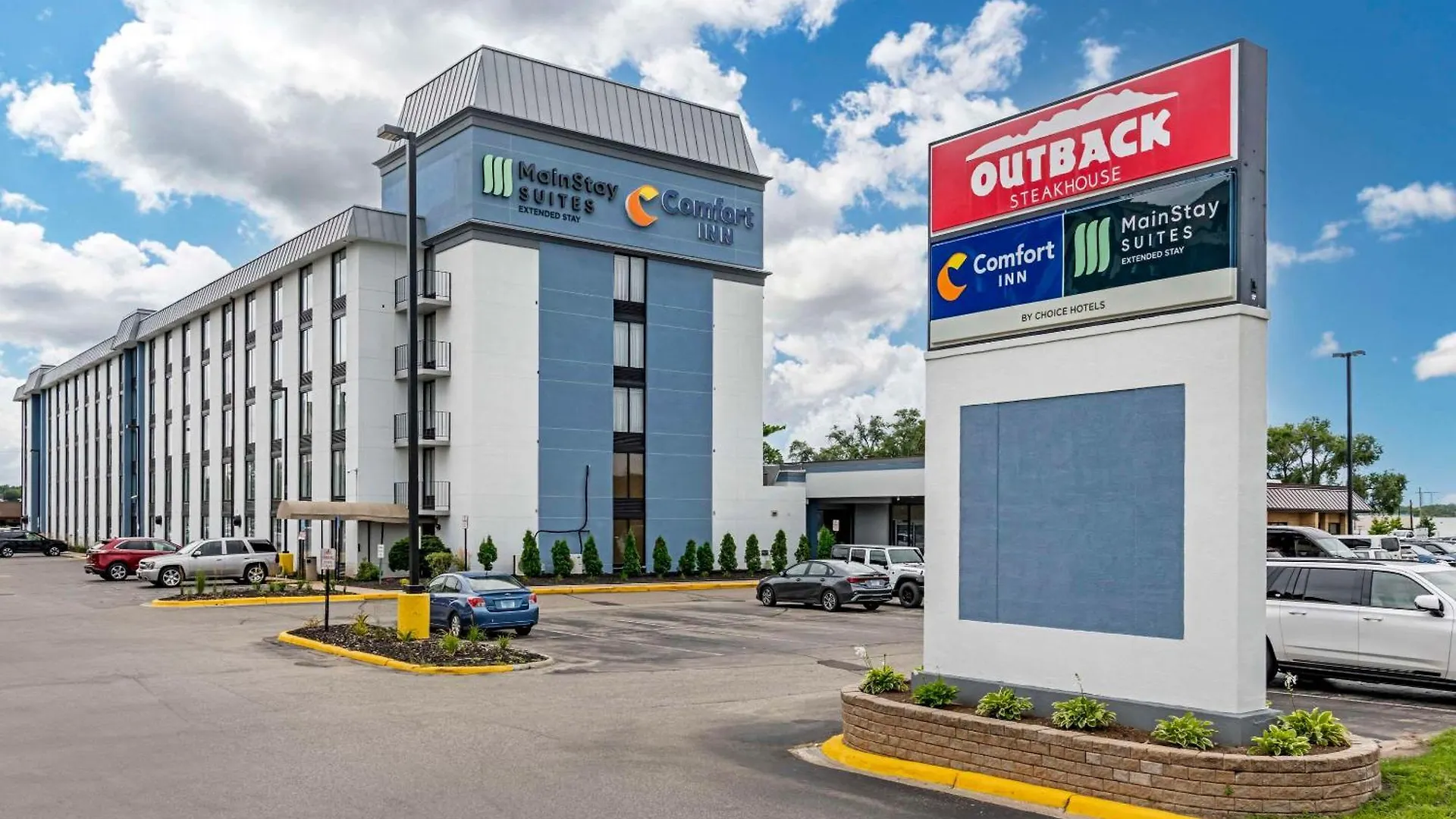 10 Business Hotels Near Moir Park That Deliver on Work Travel
