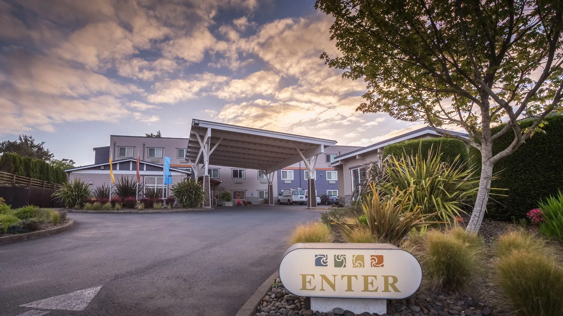 8 Budget Hotels Near Chinook Winds Casino Worth Booking