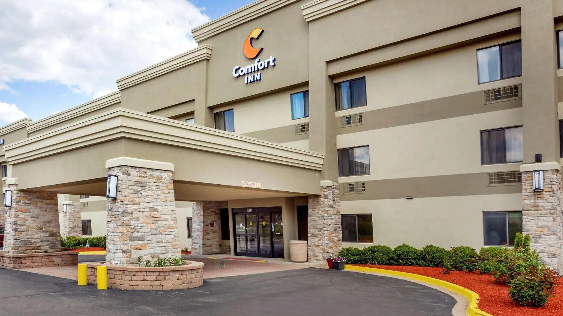 6 Business Hotels Near Weatherway Plaza for Easy Corporate Access