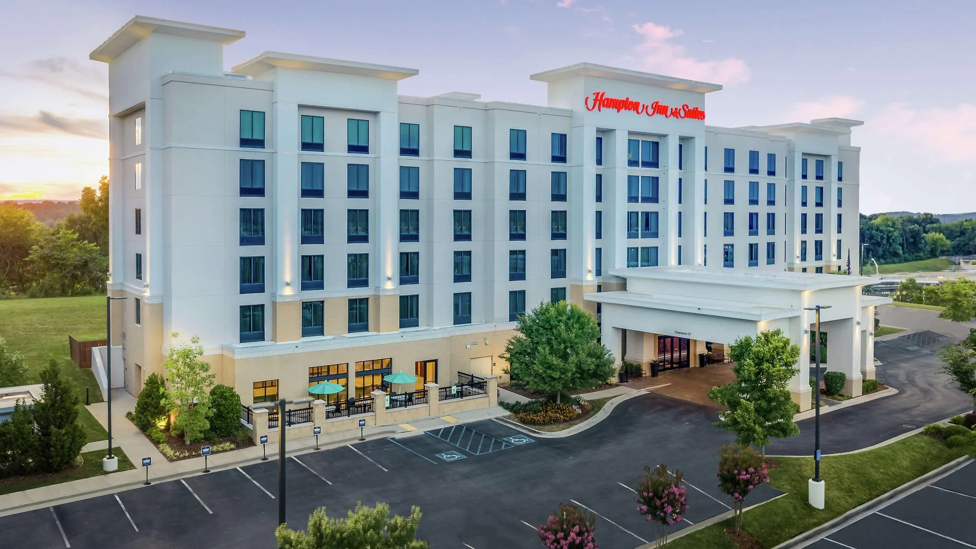 5 Business Hotels Near Tennessee Valley Railroad Museum for Work Stays