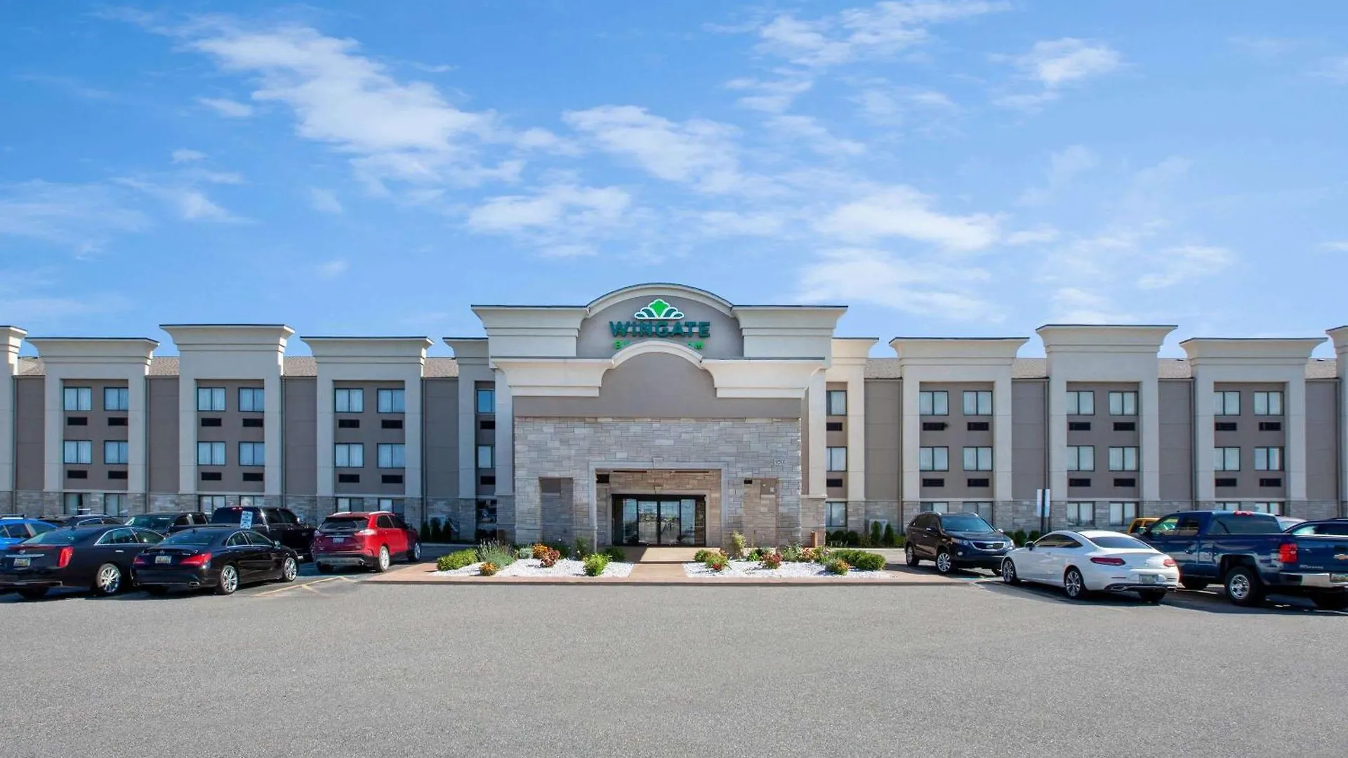 5 Smart Business Hotels Near Amvets 171 Memorial Hall Worth Booking