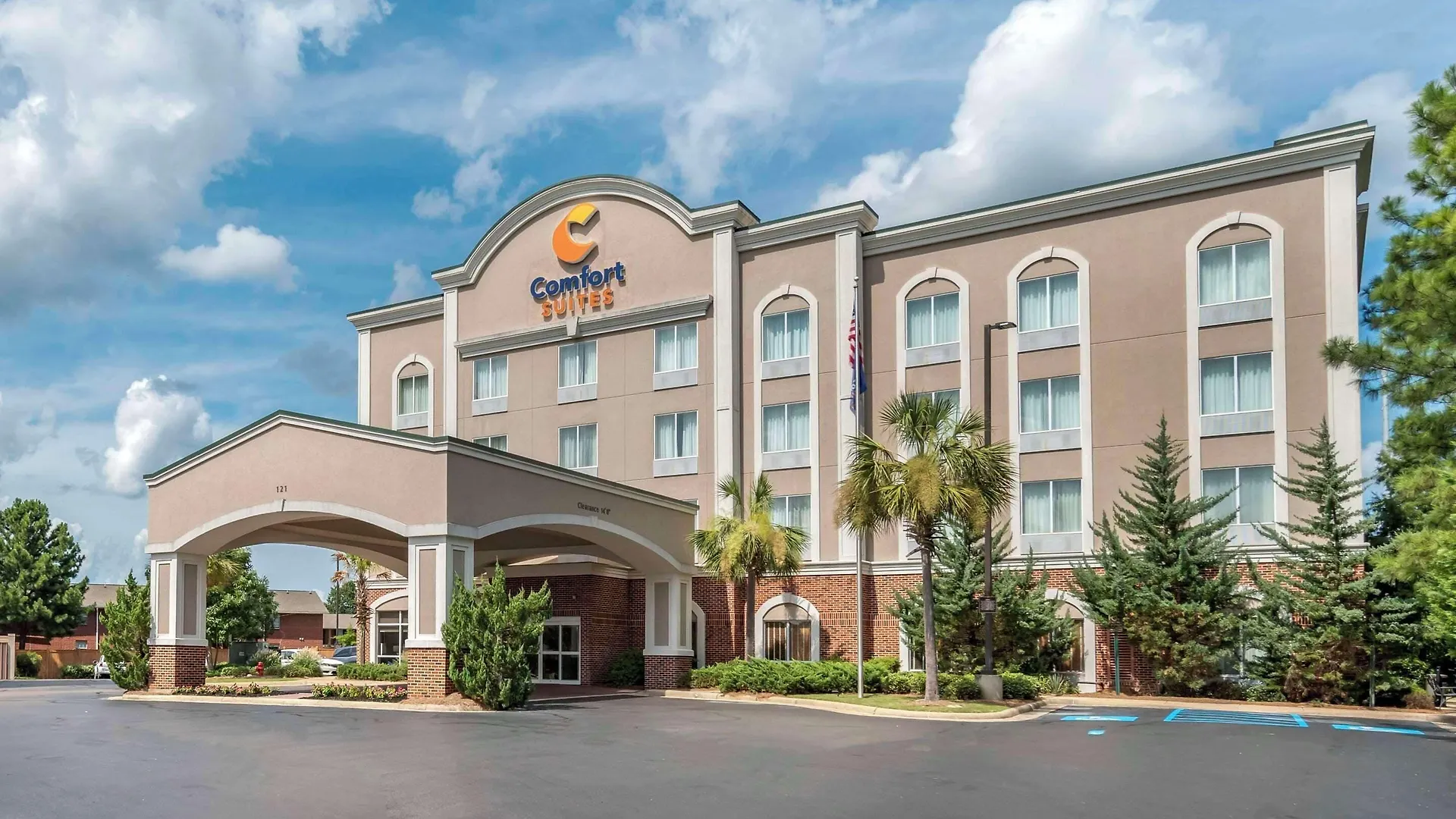 Where to Stay Near Highland Village: 4 Best 3-Star Hotels