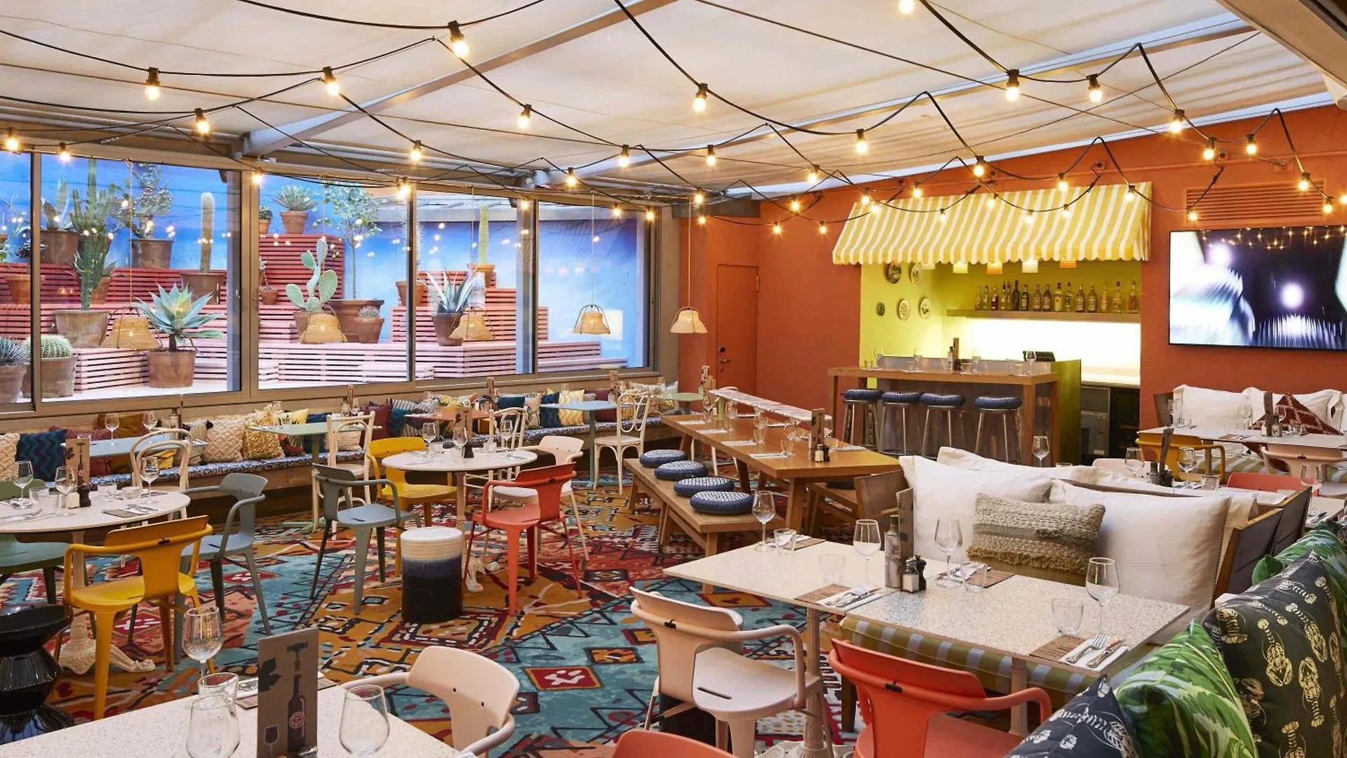 8 Business Hotels Close to Cours Julien Worth Booking
