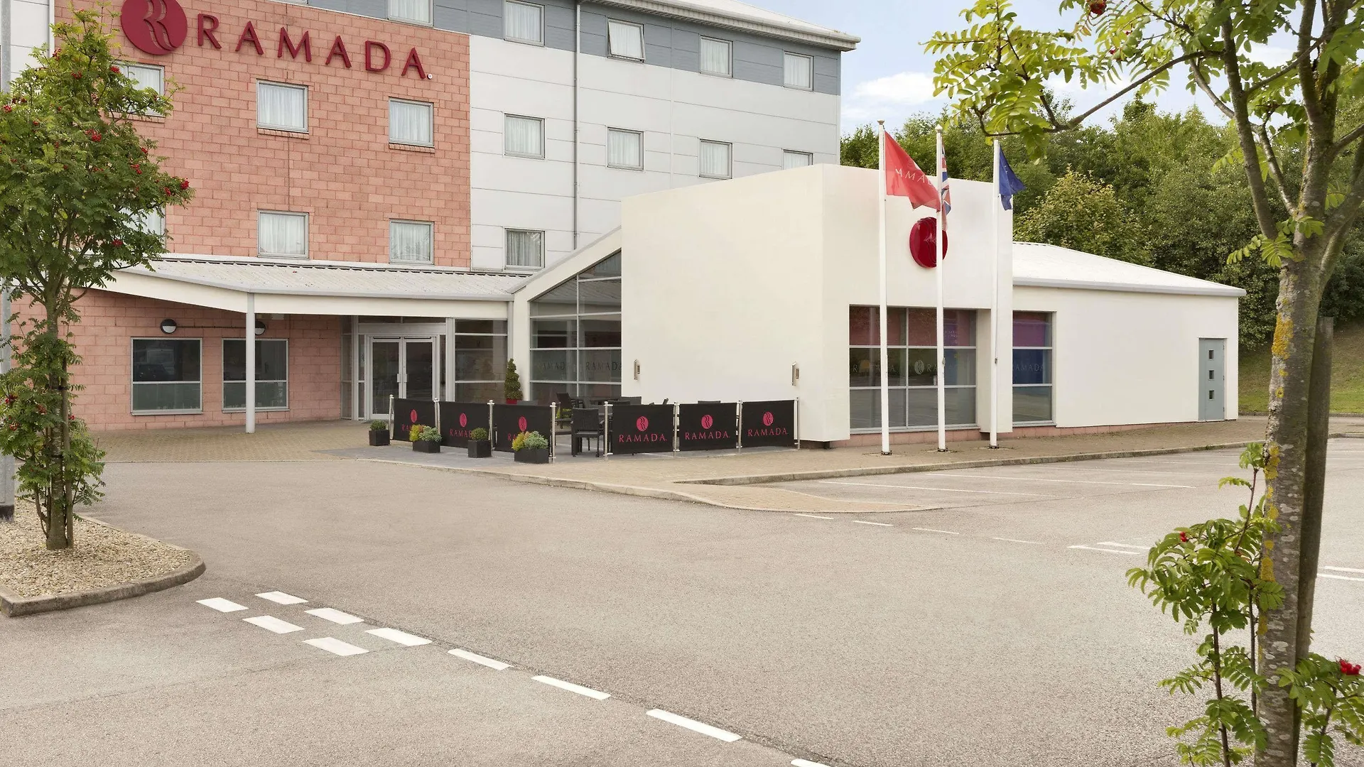Staying Near Middleton Park: 4 Family Hotels Compared