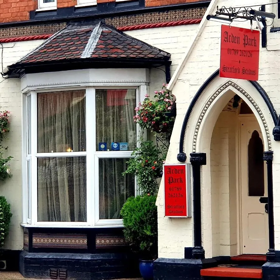 5 Smart Central Hotels Near Stratford Butterfly Farm Worth Booking