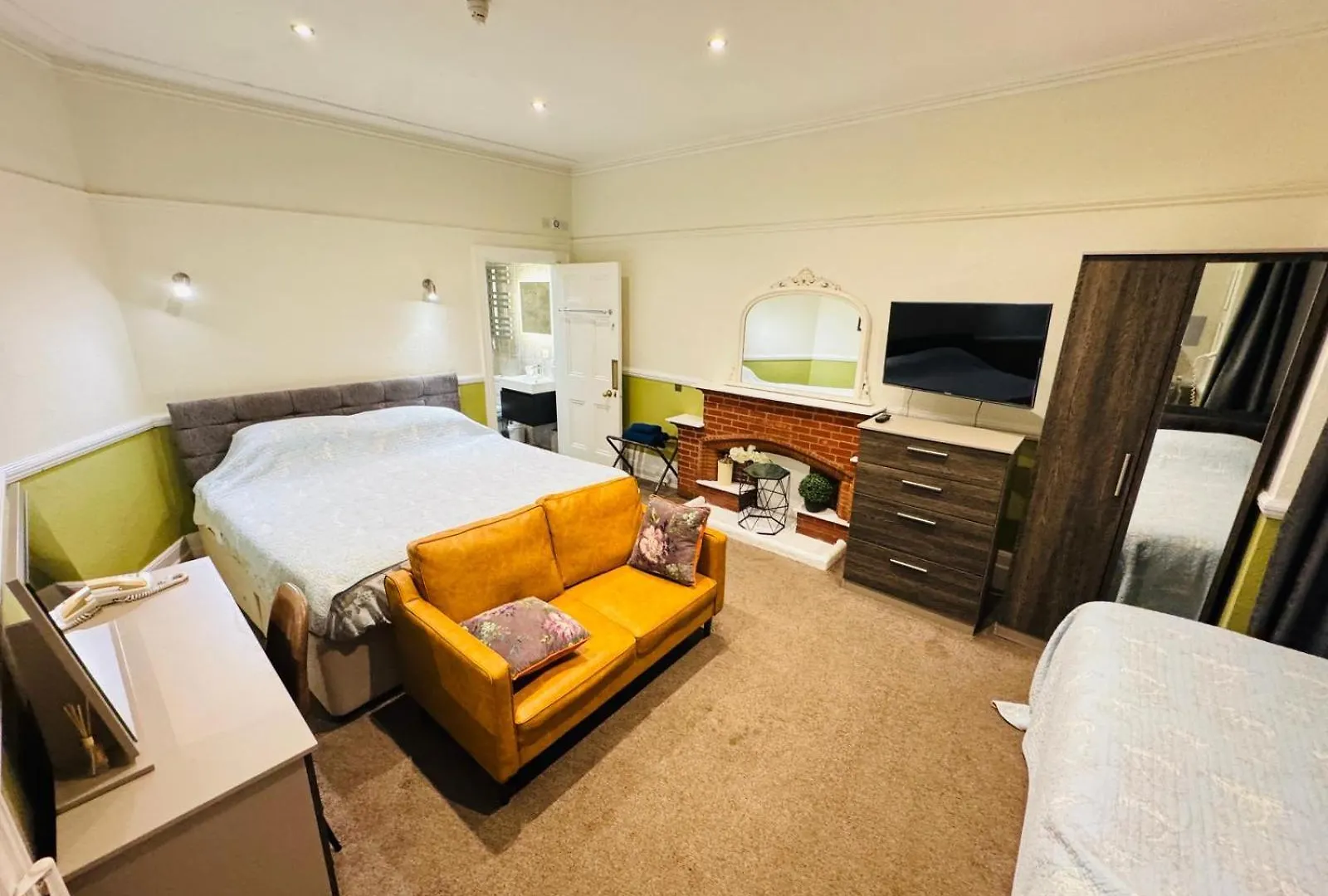 6 Cheap Hotels Near The Red House, London for Smart Savers