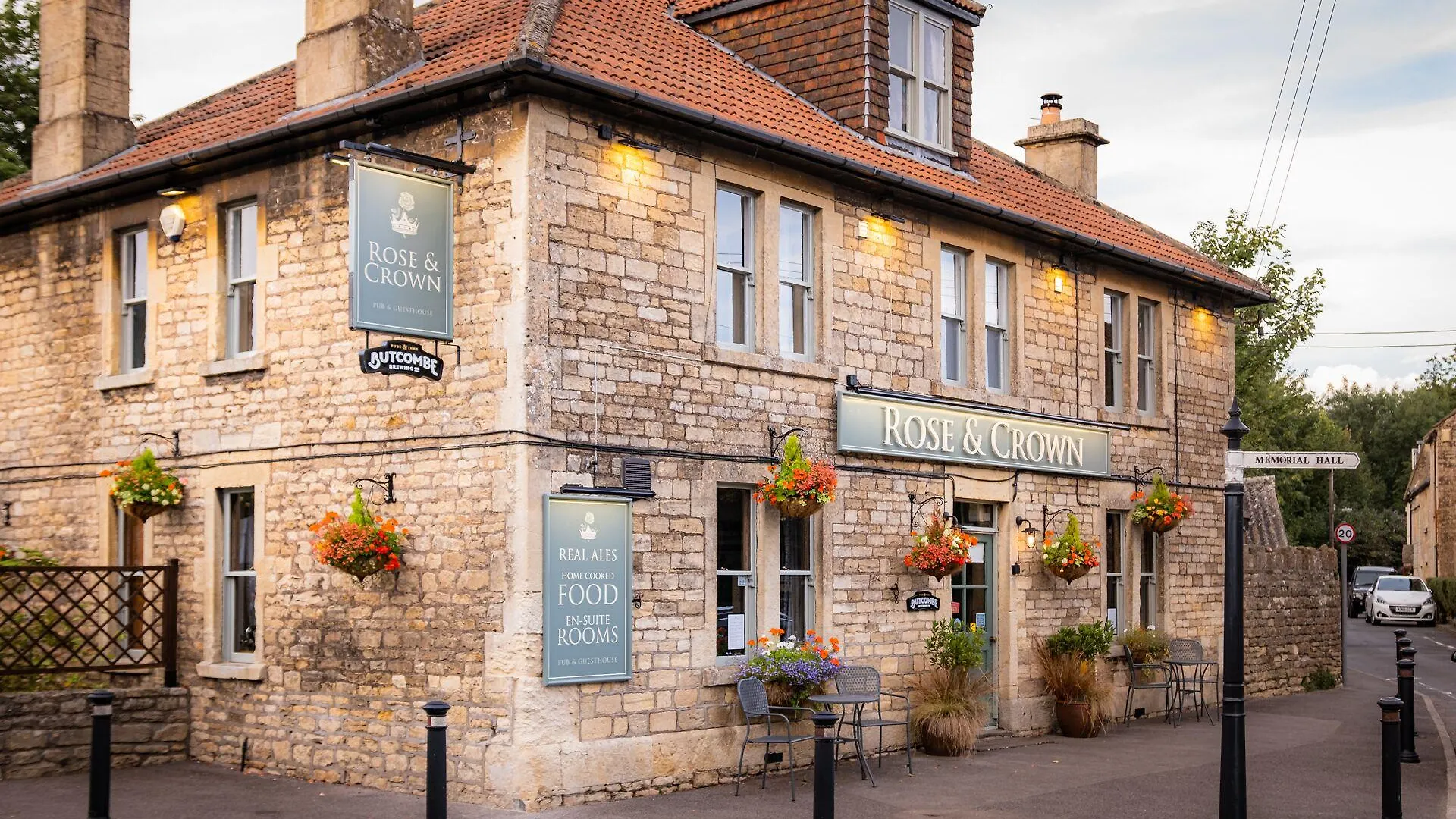 Staying Near Dundas Aqueduct: 4 Couple Hotels Compared