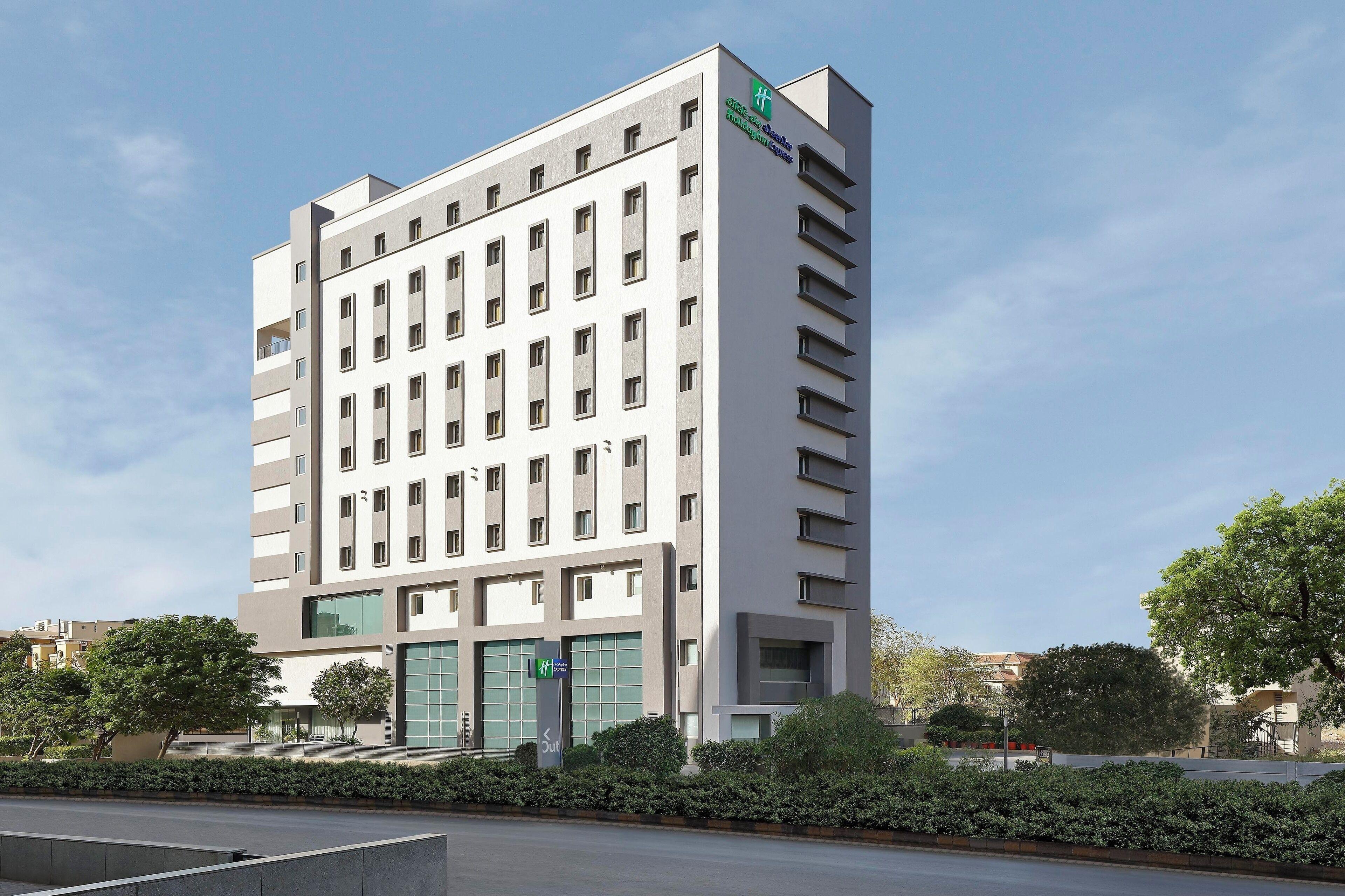 5 Smart Business Hotels Near Vastrapur Lake Worth Booking