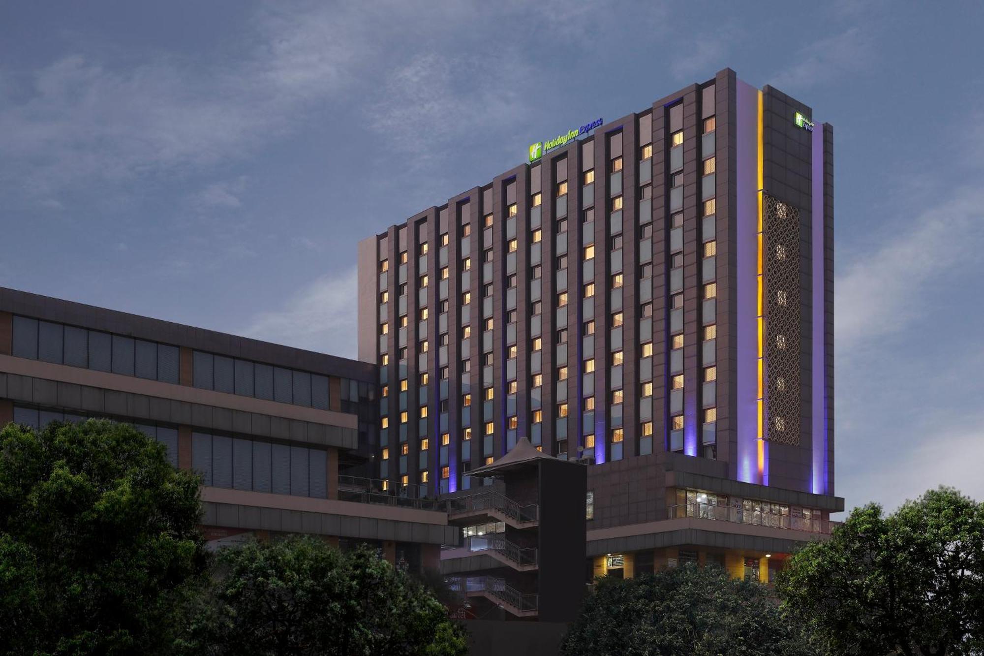 5 Hotels Near DLF Cyber Hub for Easy Gurgaon Access