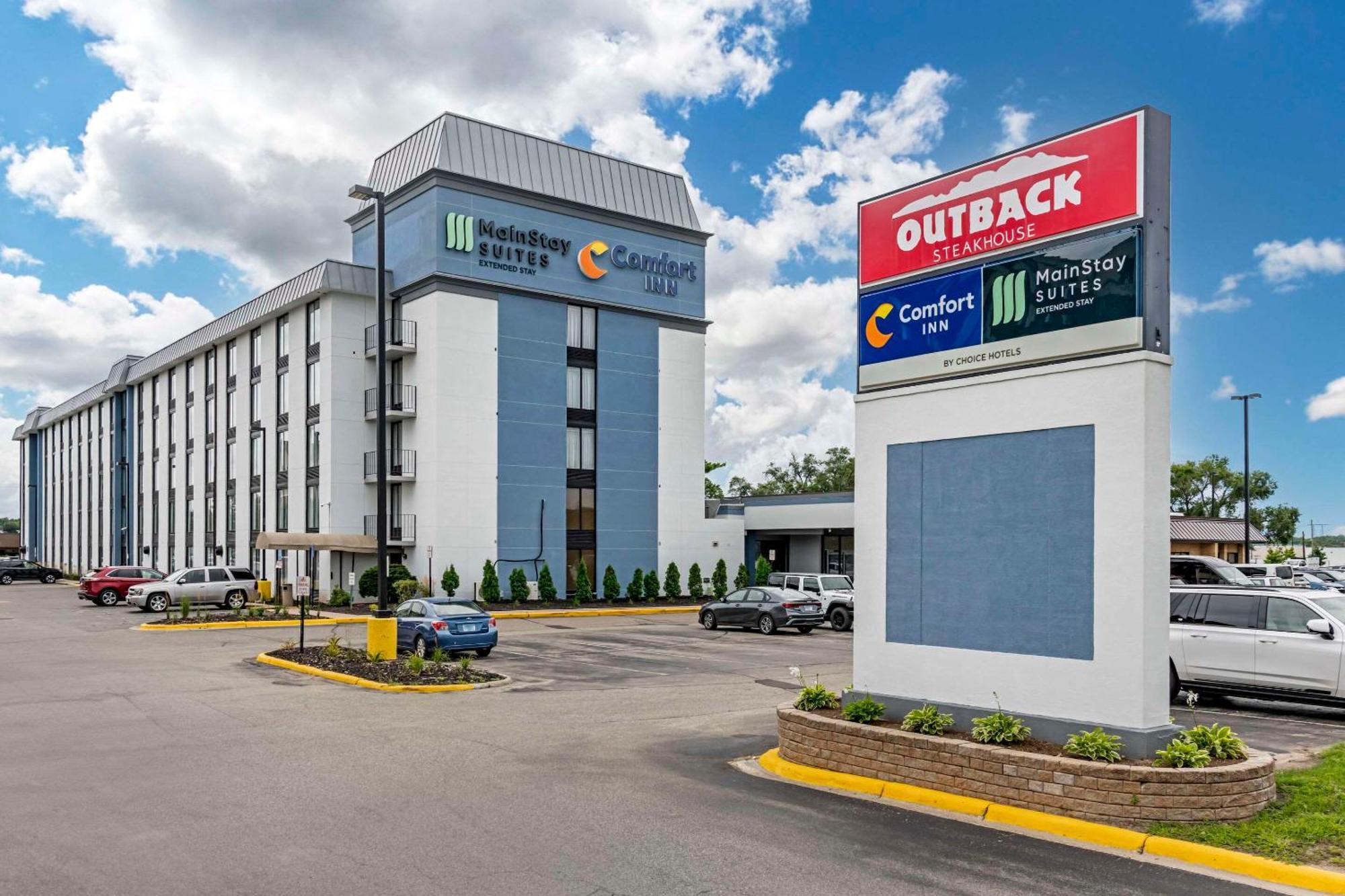 10 Business Hotels Near Moir Park That Deliver on Work Travel