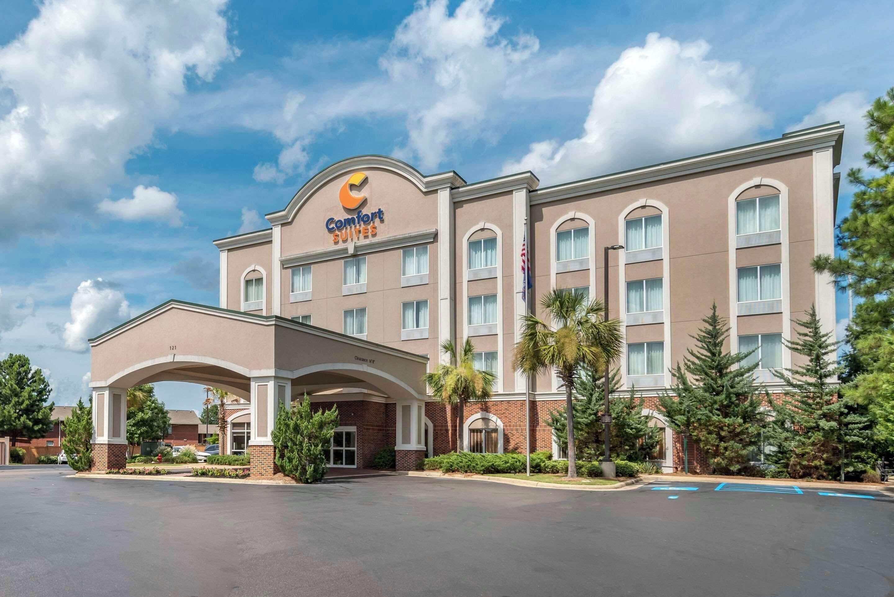 Where to Stay Near Highland Village: 4 Best 3-Star Hotels