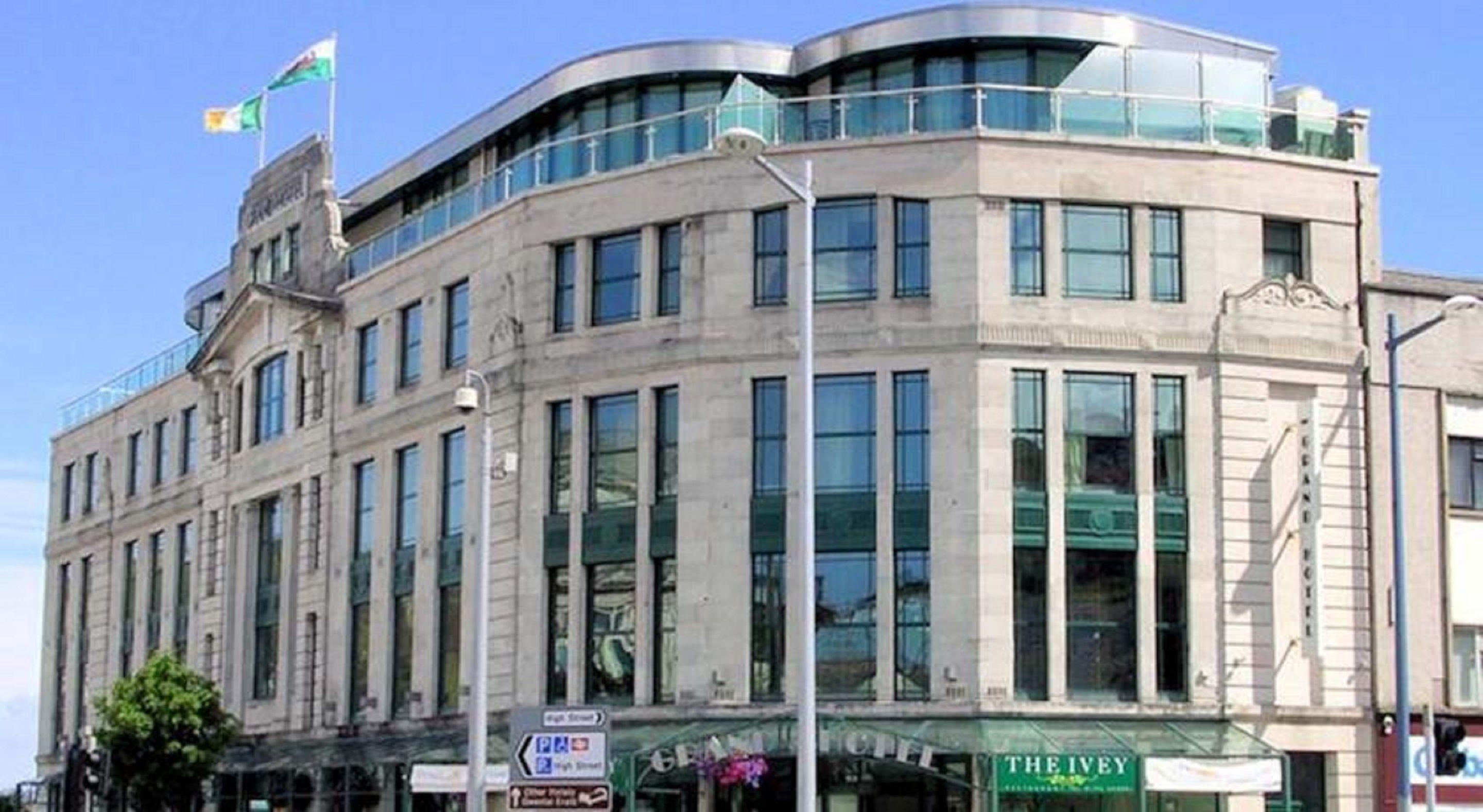 Where to Stay Near 1940s Swansea Bay: 7 Central Hotels
