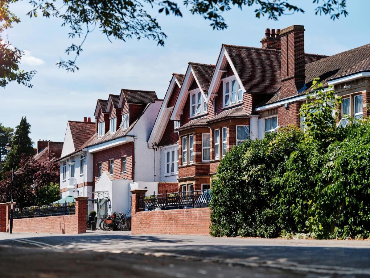 Staying Near St Peter-in-the-East: 4 Budget Hotels Compared