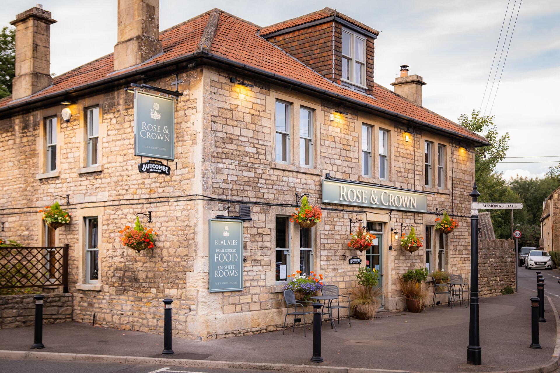 Staying Near Dundas Aqueduct: 4 Couple Hotels Compared